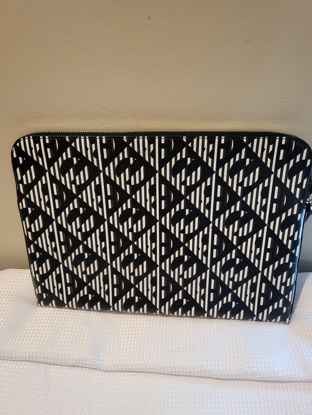 Henri Bedel Monochrome Geometric Large Zip Pouch - Picture 3 of 13